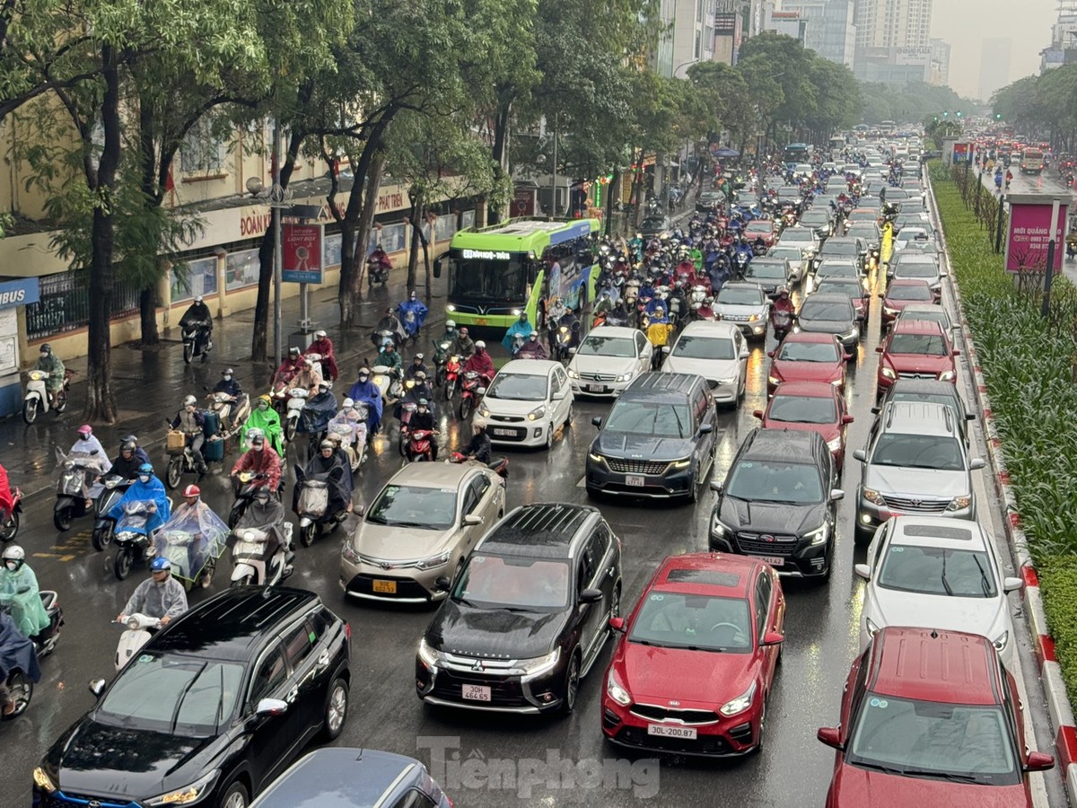 sang nay 10 1 con mua keo dai nguoi dan ha noi chat vat di chuyen trong gio cao diem5 sang nay 10 1 con mua keo dai nguoi dan ha noi chat vat di chuyen trong gio cao diem5