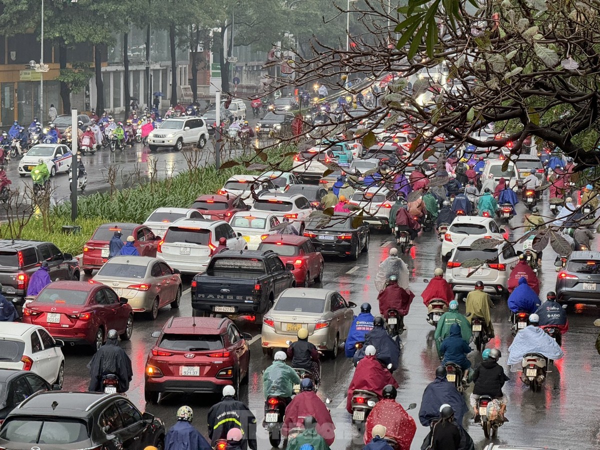sang nay 10 1 con mua keo dai nguoi dan ha noi chat vat di chuyen trong gio cao diem7 sang nay 10 1 con mua keo dai nguoi dan ha noi chat vat di chuyen trong gio cao diem7