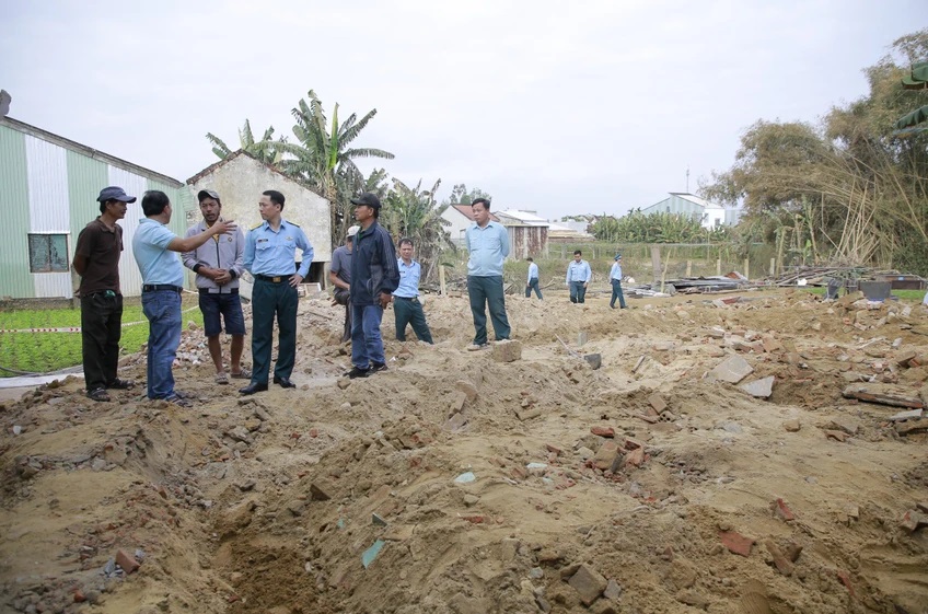 can bo chien si su doan 372 sua chua nha nguoi dan sau su co roi may bay su 2210