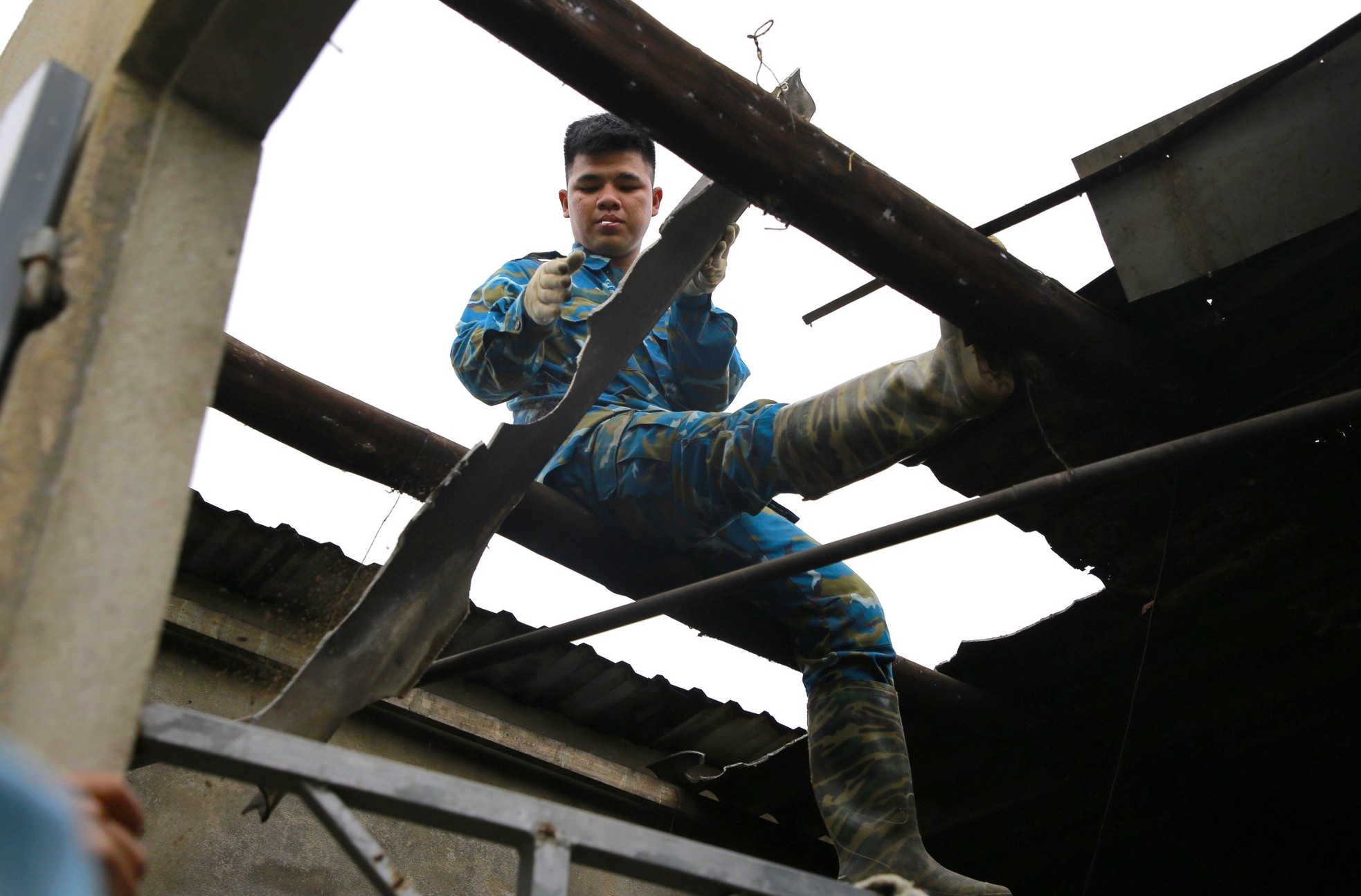 can bo chien si su doan 372 sua chua nha nguoi dan sau su co roi may bay su 224