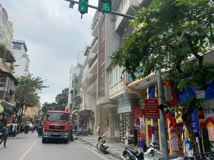 hien truong vu hoa hoan tai can nha 5 tang tren pho hang gai6 hien truong vu hoa hoan tai can nha 5 tang tren pho hang gai6