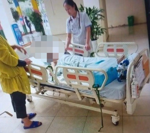 hai hoc sinh tieu hoc hon me nguy kich sau khi an bim bim va goi cay mua tai cua hang tap hoa