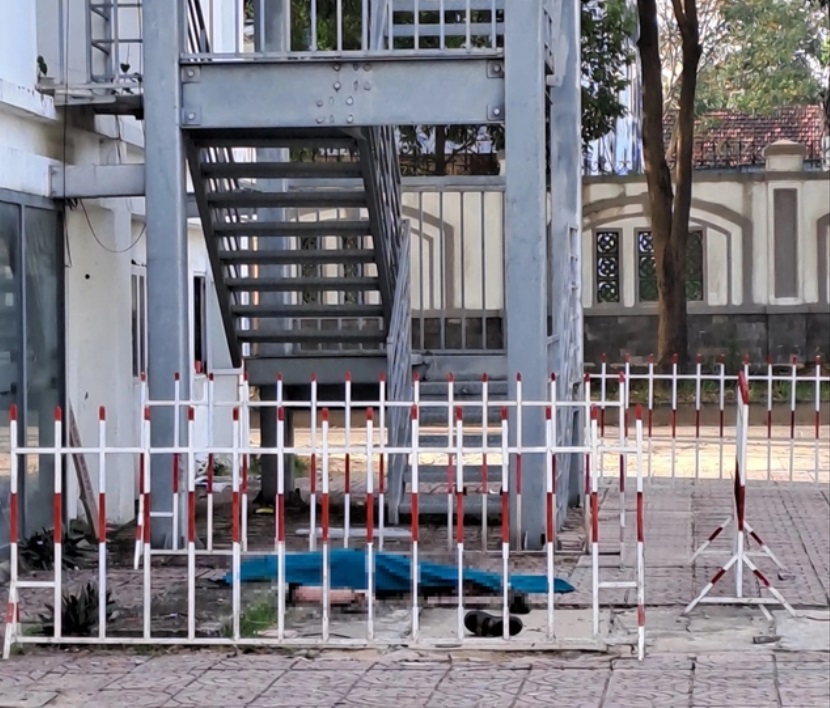 danh tinh thi the nguoi phu nu mac ao khoac hong tu vong trong khuon vien benh vien o quang binh0