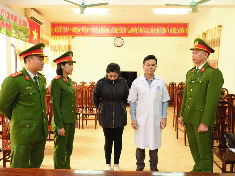 cau ket voi hot girl ban bao hiem lap ho so khong de truc loi bac si cung dieu duong sa luoi