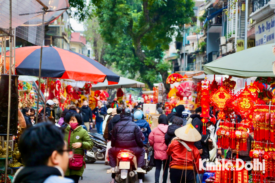 khong gian ruc ro cua cho hoa hang luoc nhung ngay can tet giap thin 202410