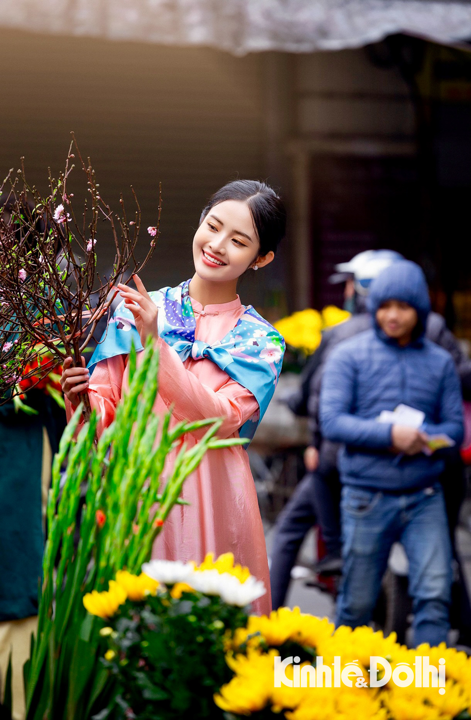 khong gian ruc ro cua cho hoa hang luoc nhung ngay can tet giap thin 202412