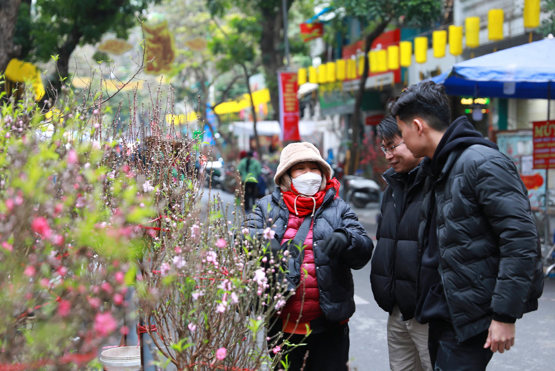 khong gian ruc ro cua cho hoa hang luoc nhung ngay can tet giap thin 202413