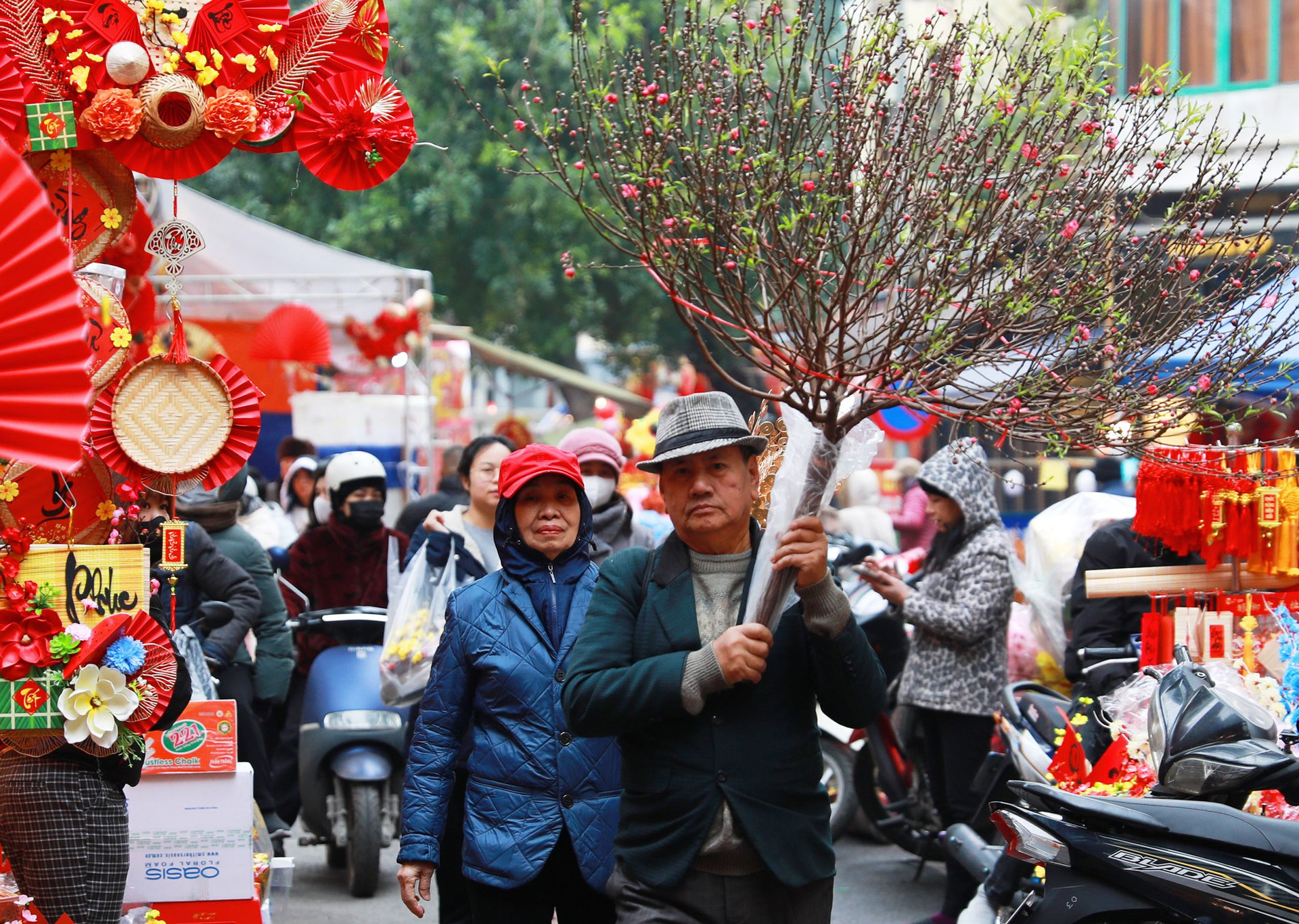 khong gian ruc ro cua cho hoa hang luoc nhung ngay can tet giap thin 202414