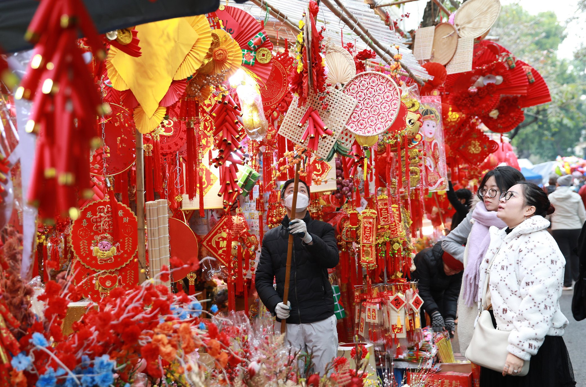 khong gian ruc ro cua cho hoa hang luoc nhung ngay can tet giap thin 202416