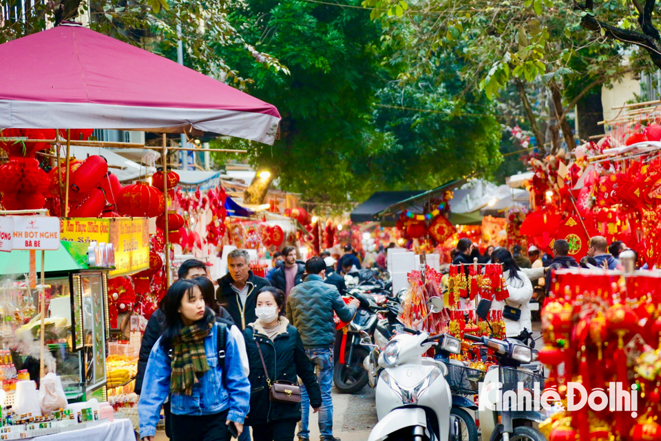khong gian ruc ro cua cho hoa hang luoc nhung ngay can tet giap thin 20242