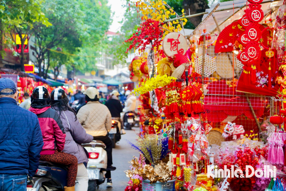 khong gian ruc ro cua cho hoa hang luoc nhung ngay can tet giap thin 20244