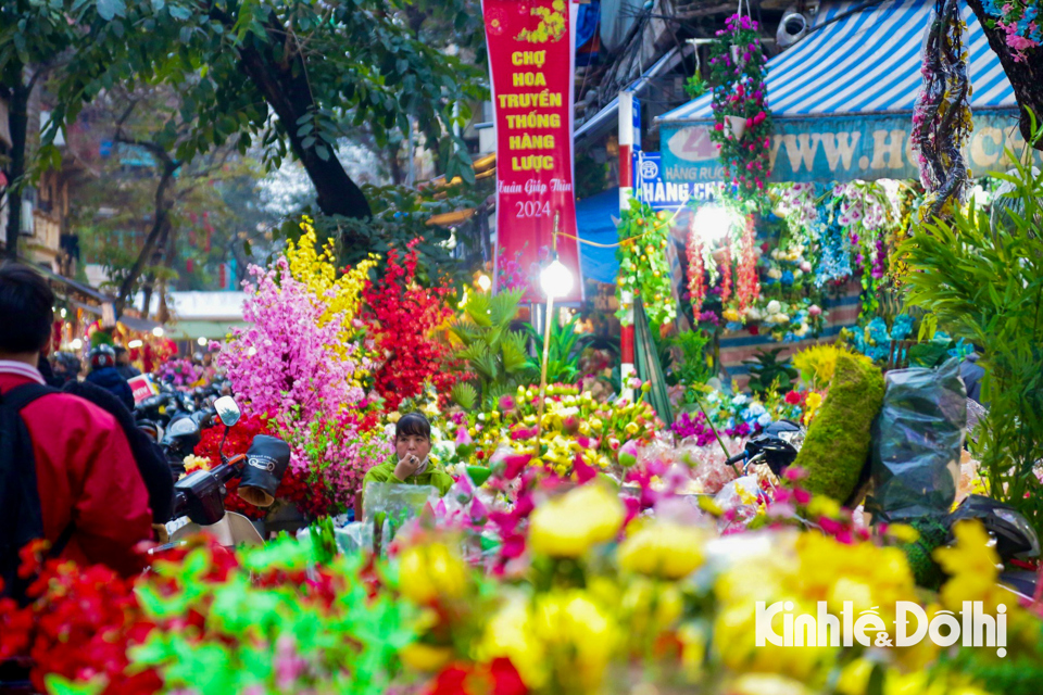 khong gian ruc ro cua cho hoa hang luoc nhung ngay can tet giap thin 20247