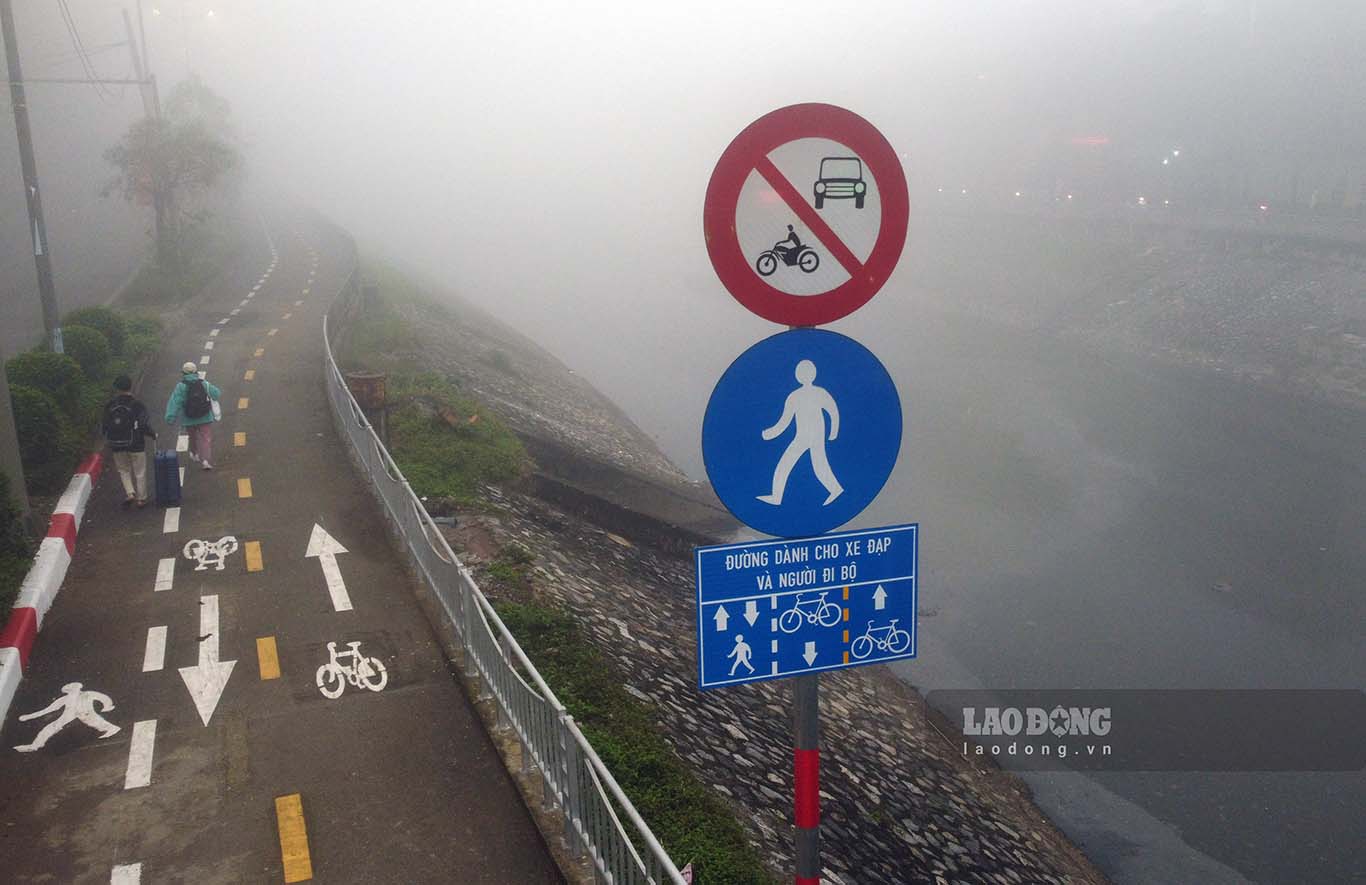 sang som ha noi chim trong suong mu phuong tien di chuyen kho khan17