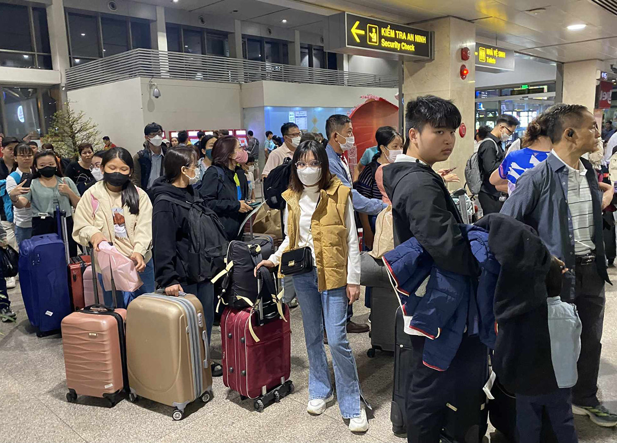 nguoi dan chen chan o san bay tan son nhat chat vat cho doi nhung chuyen bay bi delay ngay 24 tet
