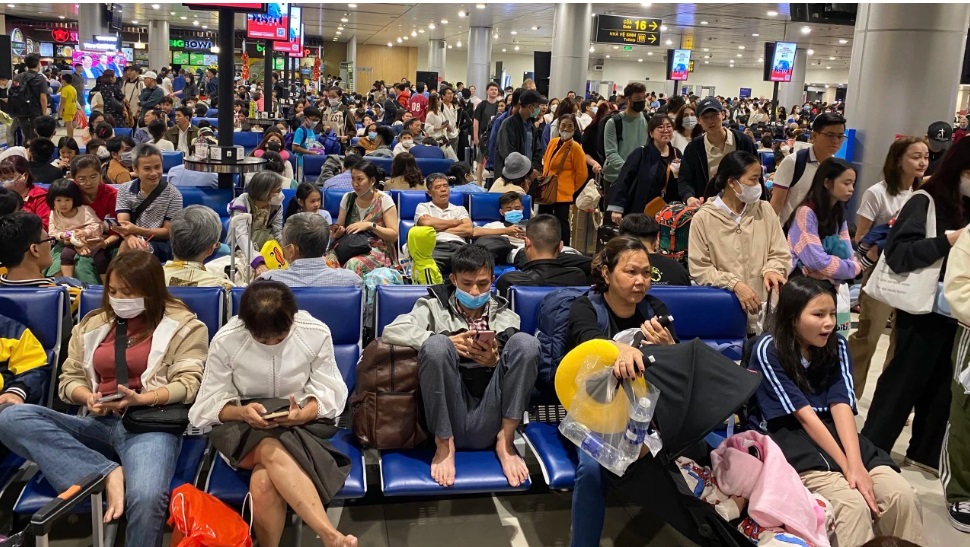 nguoi dan chen chan o san bay tan son nhat chat vat cho doi nhung chuyen bay bi delay ngay 24 tet11