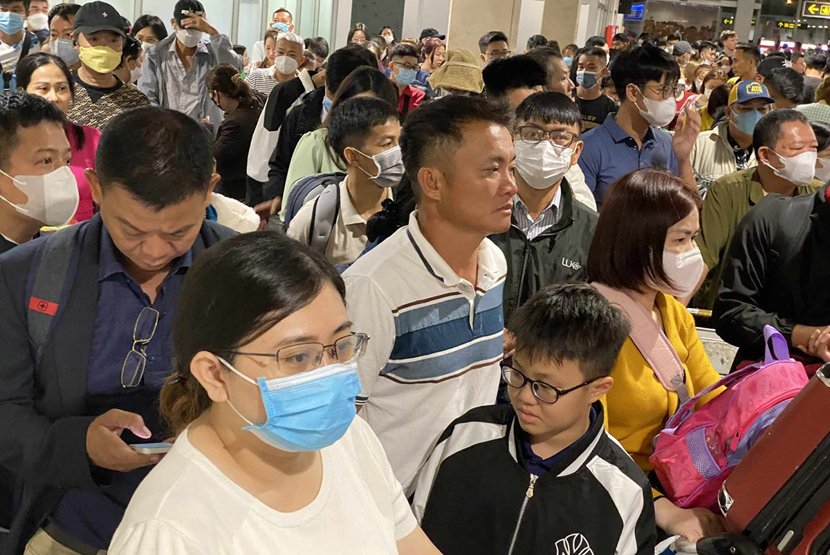 nguoi dan chen chan o san bay tan son nhat chat vat cho doi nhung chuyen bay bi delay ngay 24 tet2