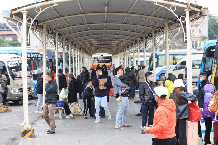 ben xe san bay thua thot dan khong con canh tuong qua tai trong chieu 29 tet