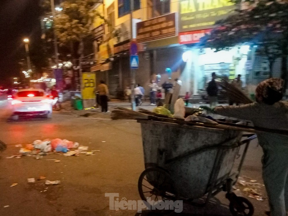 nhung nguoi lam cong viec tham lang dem giao thua mang lai canh quanh sach dep ngay dau nam14