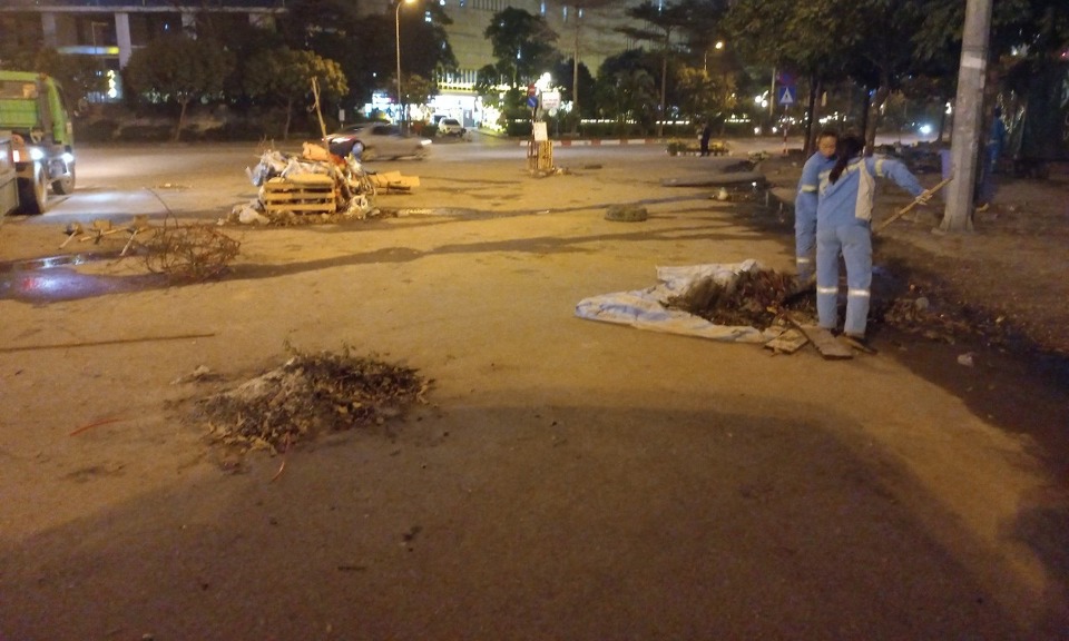nhung nguoi lam cong viec tham lang dem giao thua mang lai canh quanh sach dep ngay dau nam2