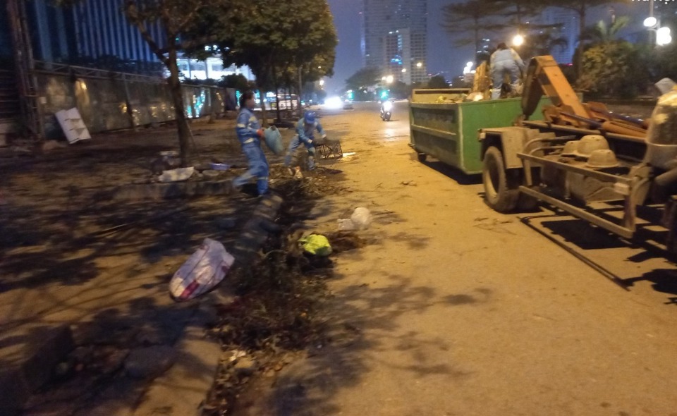 nhung nguoi lam cong viec tham lang dem giao thua mang lai canh quanh sach dep ngay dau nam4