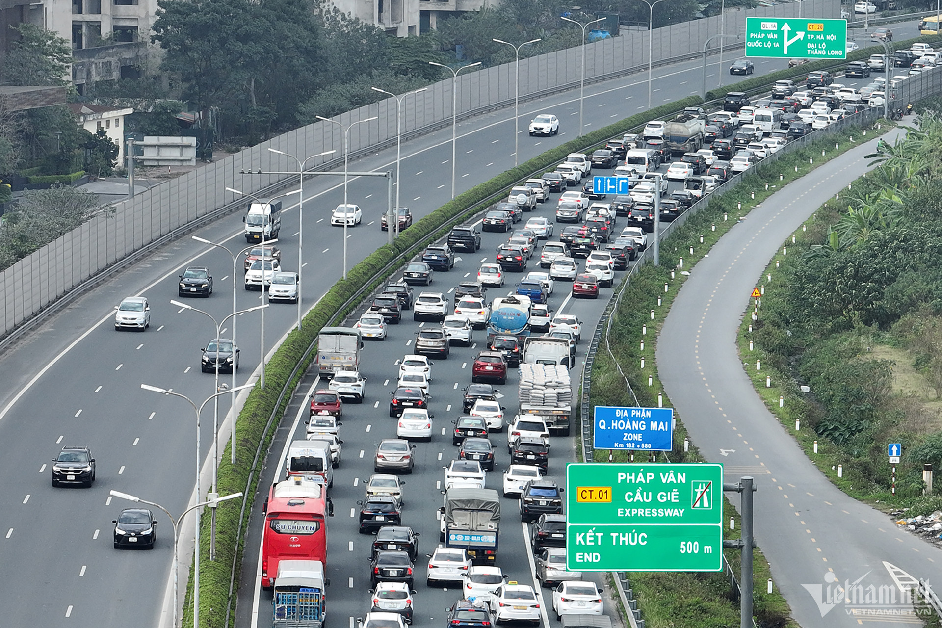 chieu mung 4 tet cua ngo thu do un tac keo dai khi nguoi dan bat dau quay lai ha noi