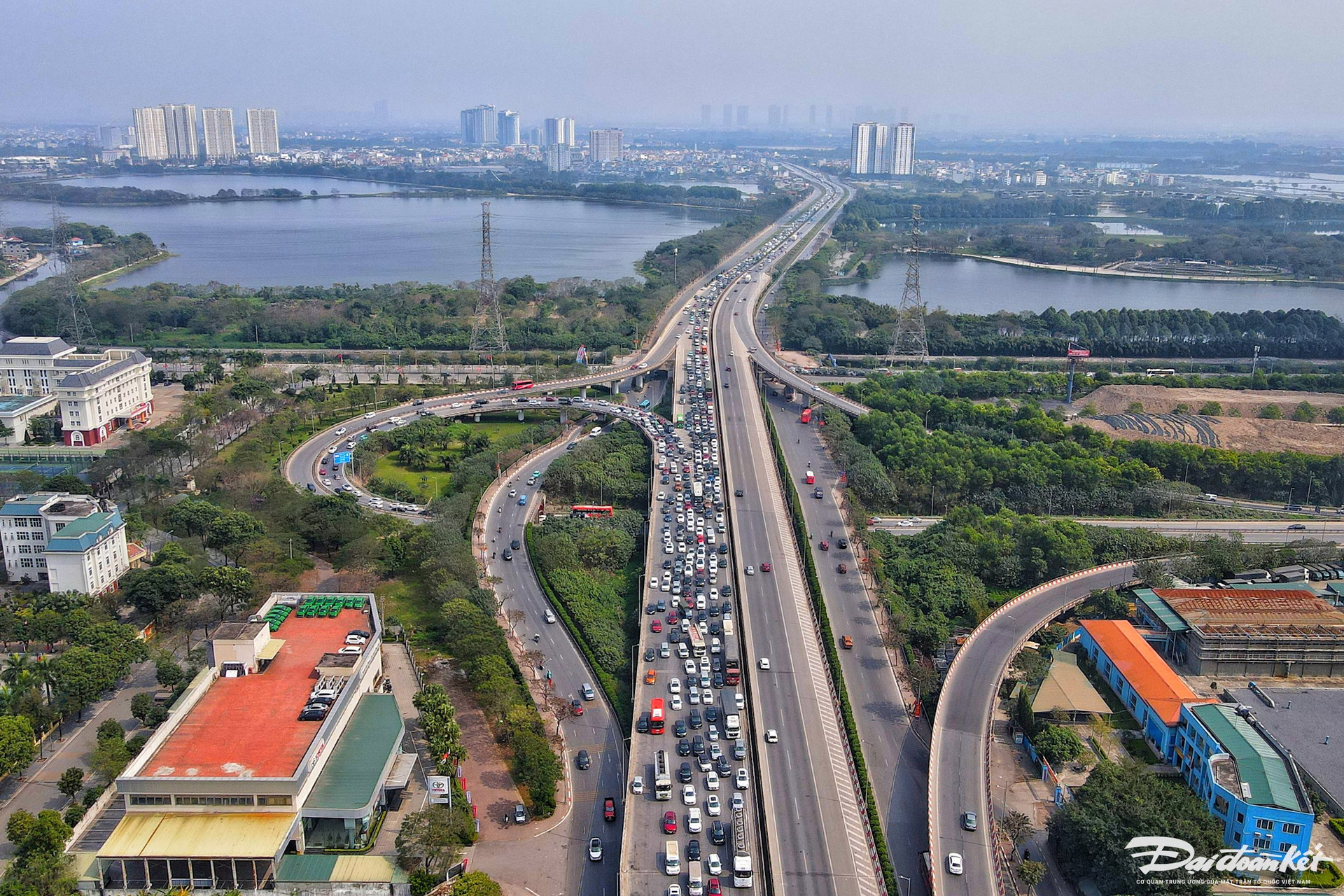 chieu mung 4 tet cua ngo thu do un tac keo dai khi nguoi dan bat dau quay lai ha noi10