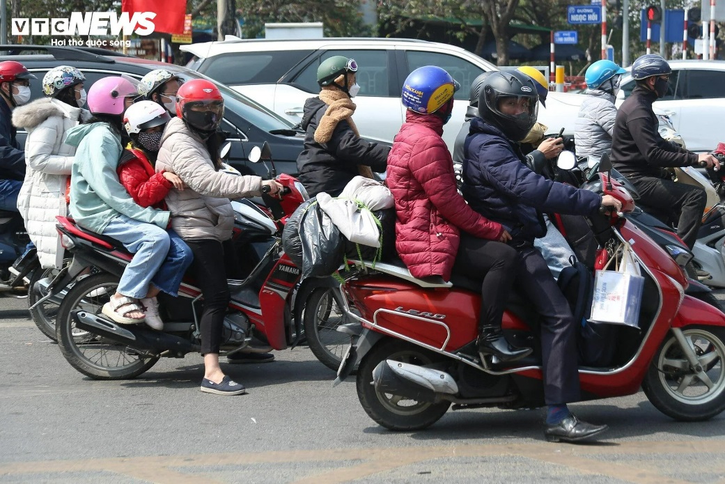chieu mung 4 tet cua ngo thu do un tac keo dai khi nguoi dan bat dau quay lai ha noi17