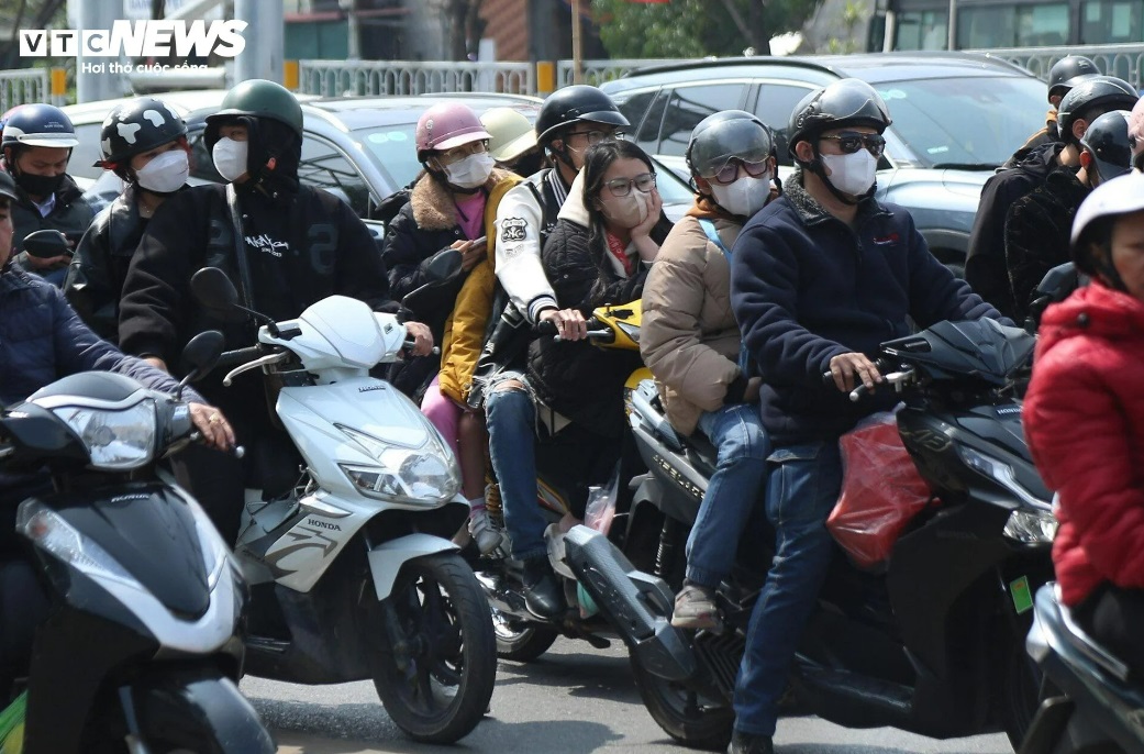 chieu mung 4 tet cua ngo thu do un tac keo dai khi nguoi dan bat dau quay lai ha noi18