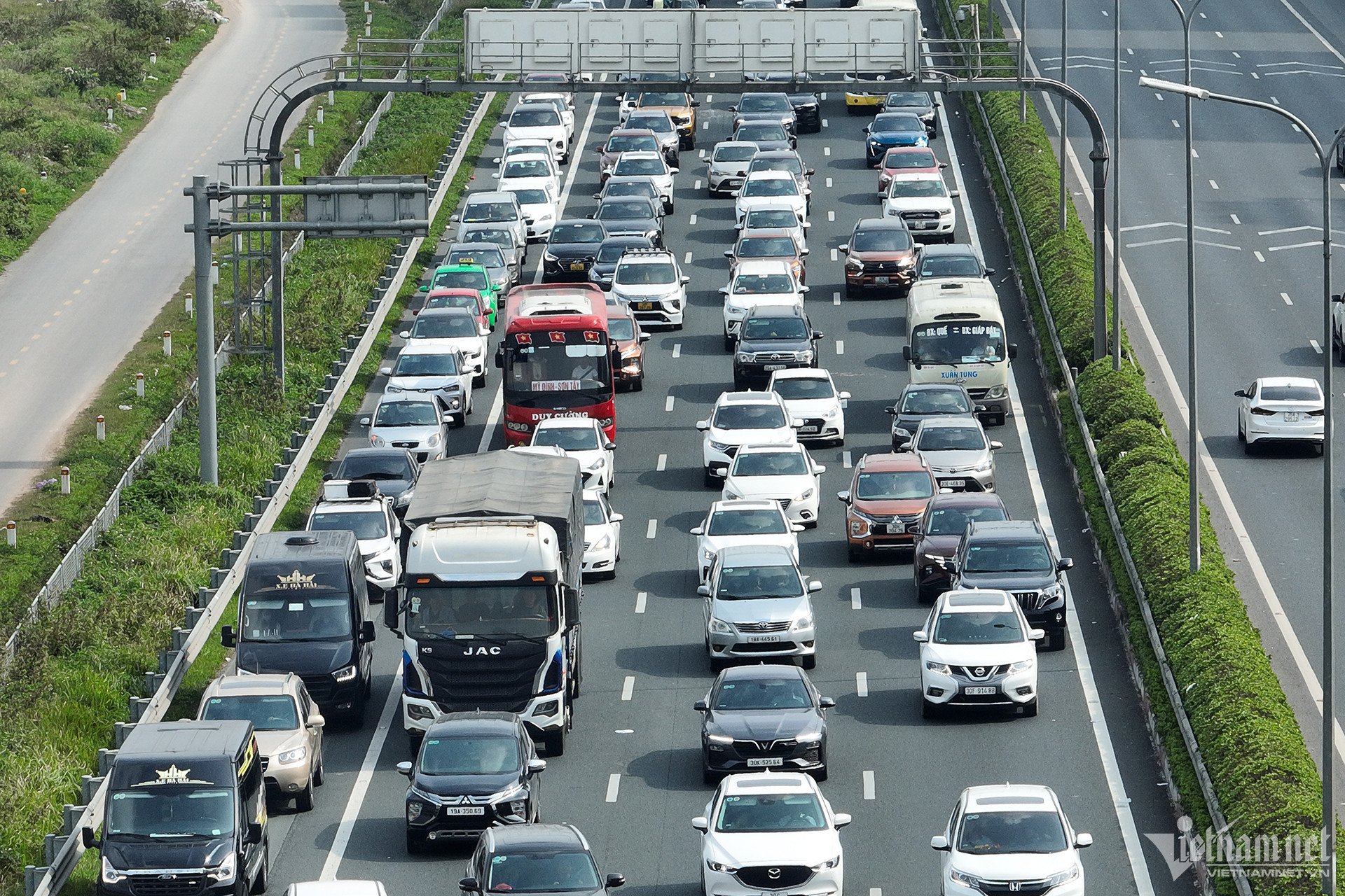 chieu mung 4 tet cua ngo thu do un tac keo dai khi nguoi dan bat dau quay lai ha noi3