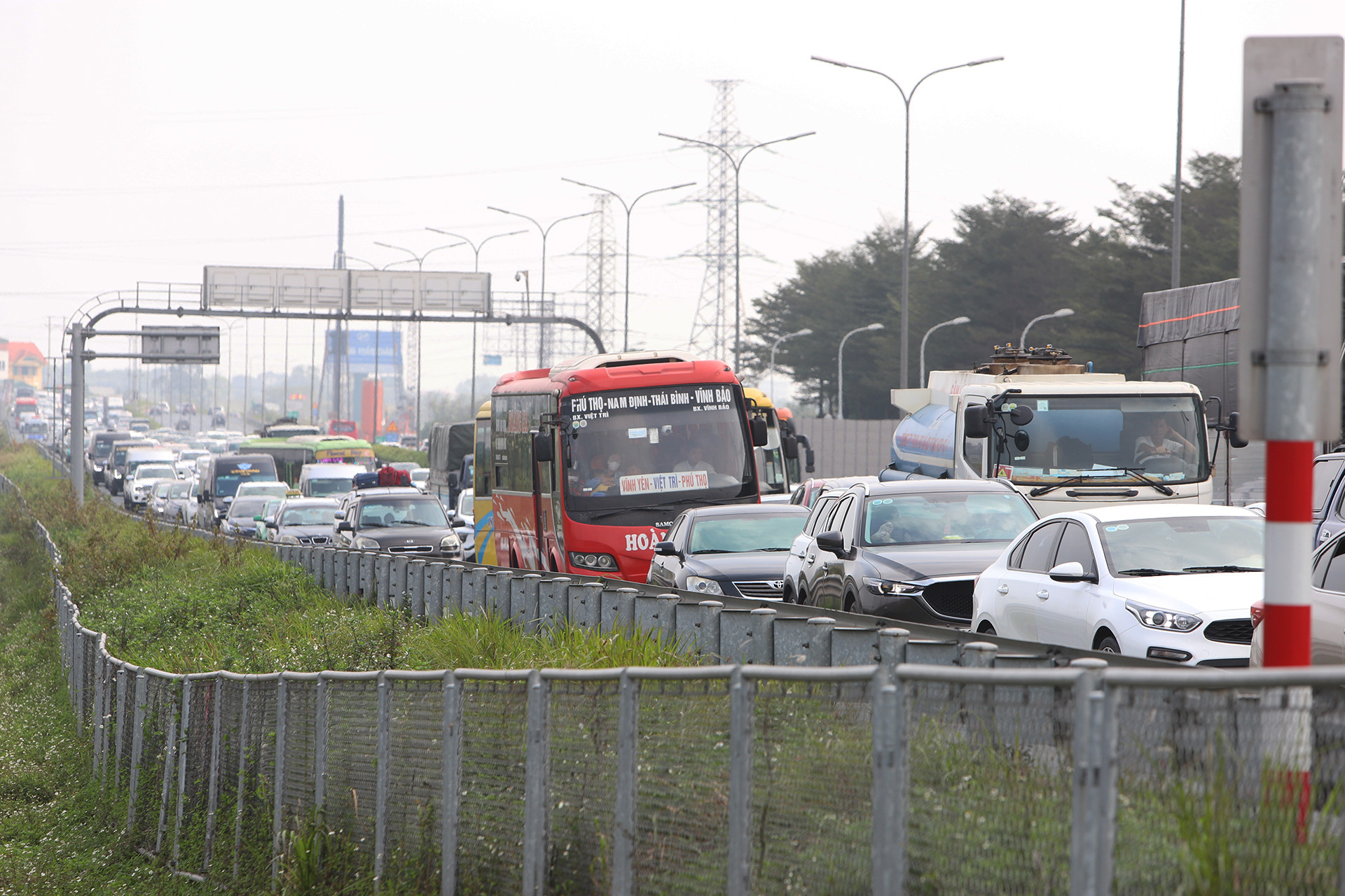 chieu mung 4 tet cua ngo thu do un tac keo dai khi nguoi dan bat dau quay lai ha noi4