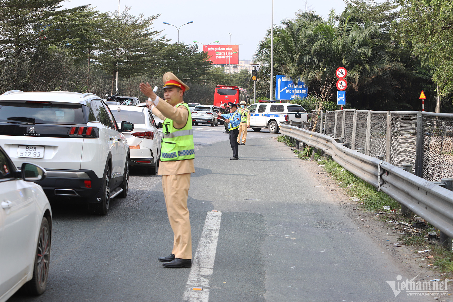 chieu mung 4 tet cua ngo thu do un tac keo dai khi nguoi dan bat dau quay lai ha noi5