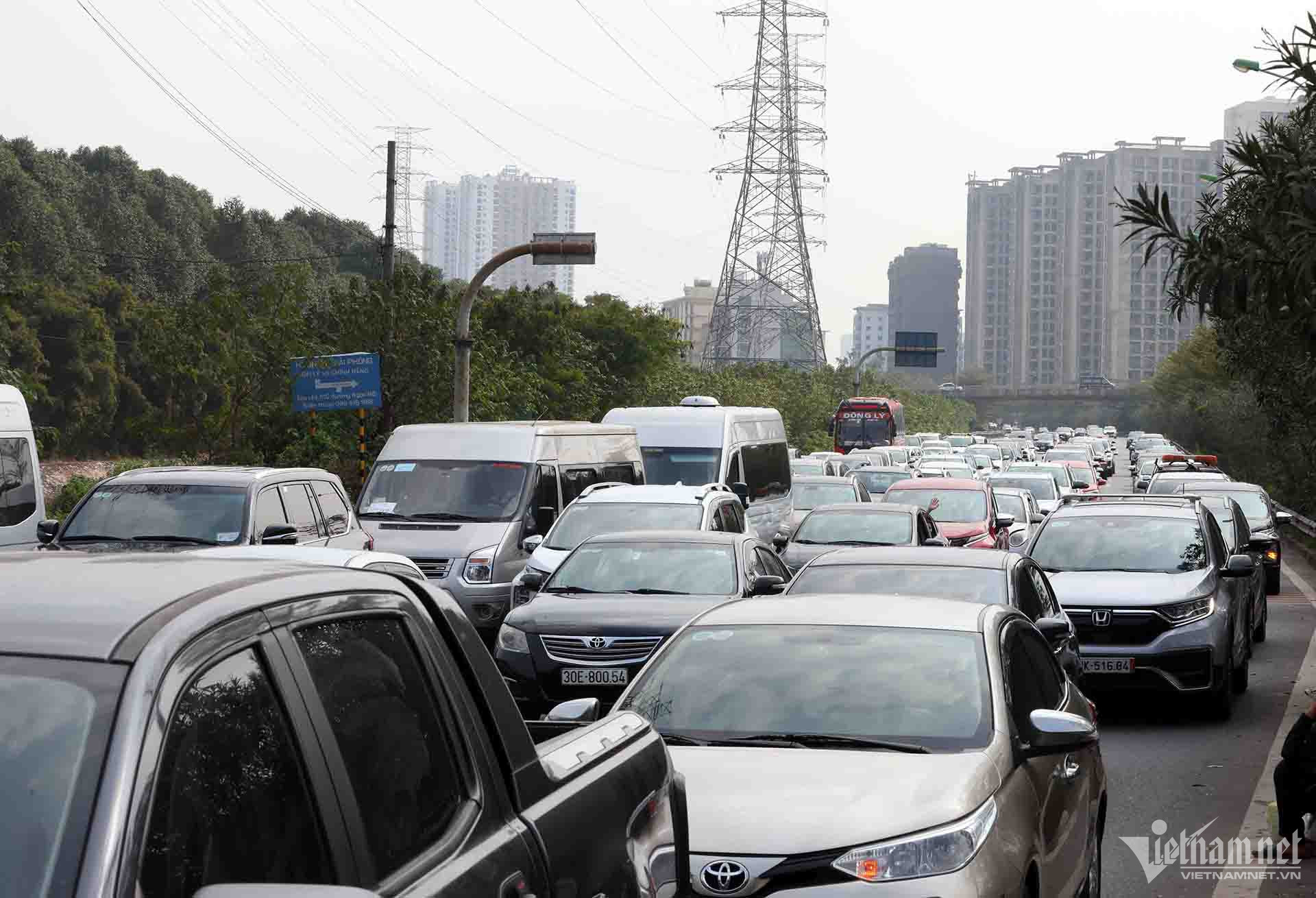 chieu mung 4 tet cua ngo thu do un tac keo dai khi nguoi dan bat dau quay lai ha noi7