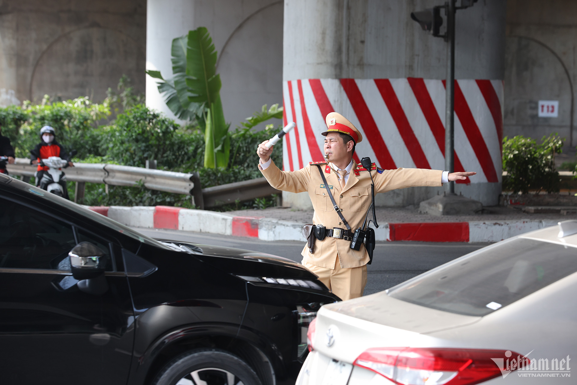 chieu mung 4 tet cua ngo thu do un tac keo dai khi nguoi dan bat dau quay lai ha noi8