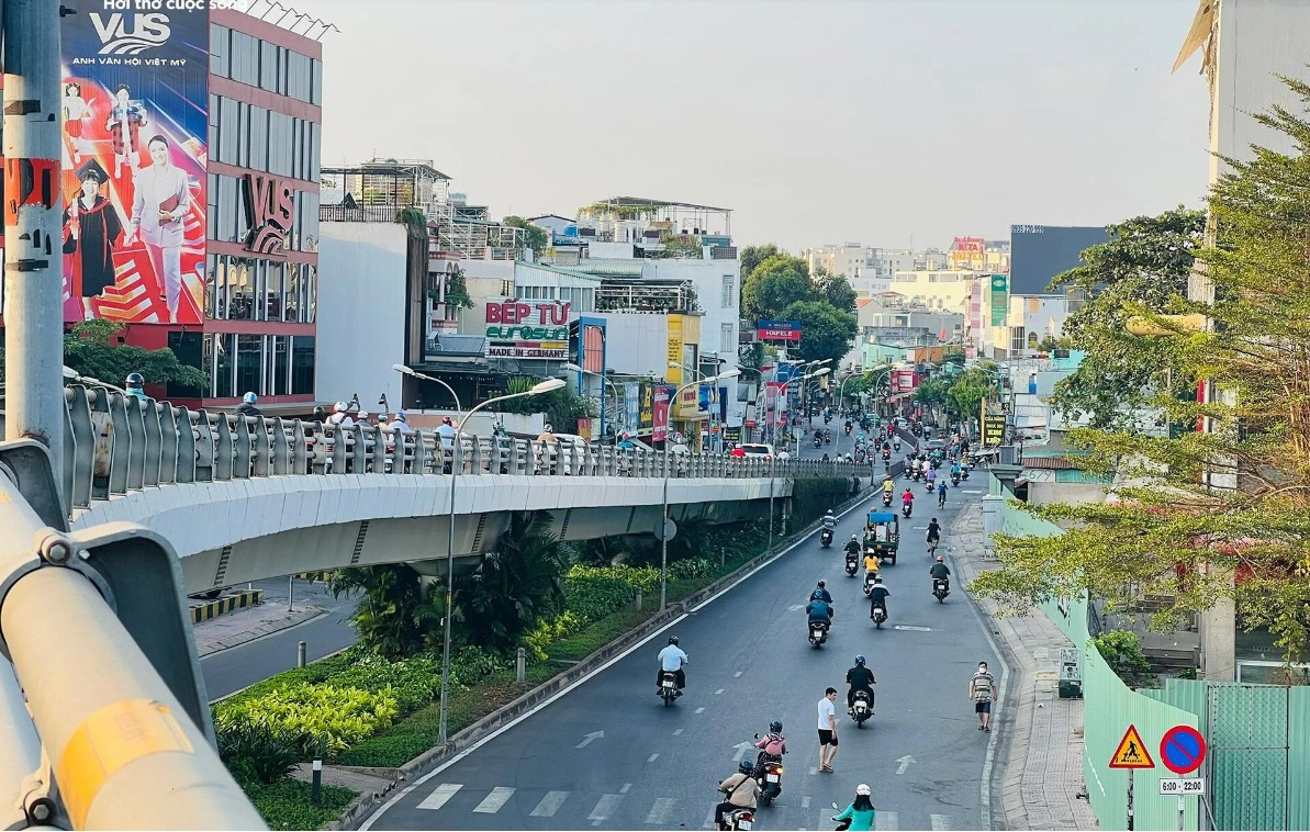 duong pho tp hcm thong thoang trong ngay dau di lam sau ky nghi tet10