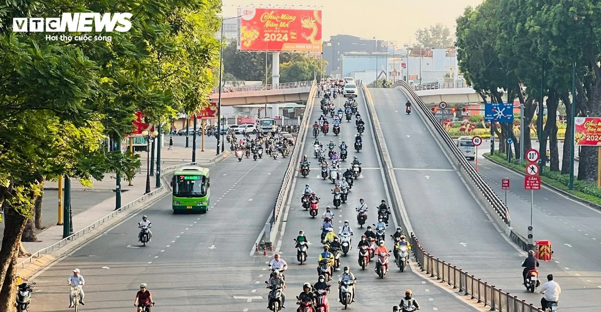 duong pho tp hcm thong thoang trong ngay dau di lam sau ky nghi tet13
