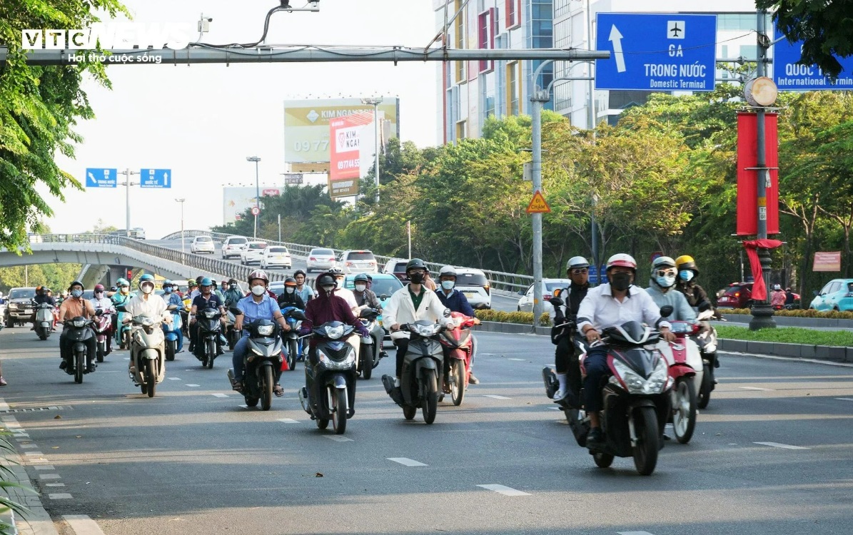 duong pho tp hcm thong thoang trong ngay dau di lam sau ky nghi tet17