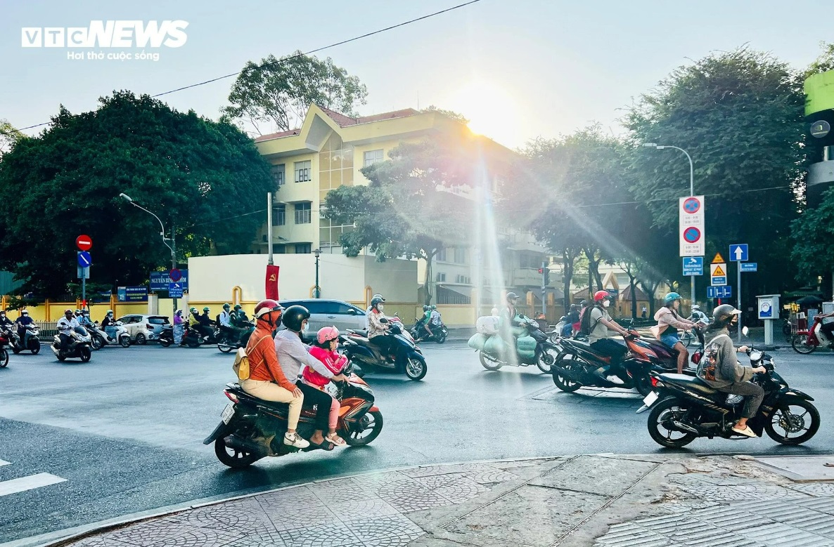 duong pho tp hcm thong thoang trong ngay dau di lam sau ky nghi tet19