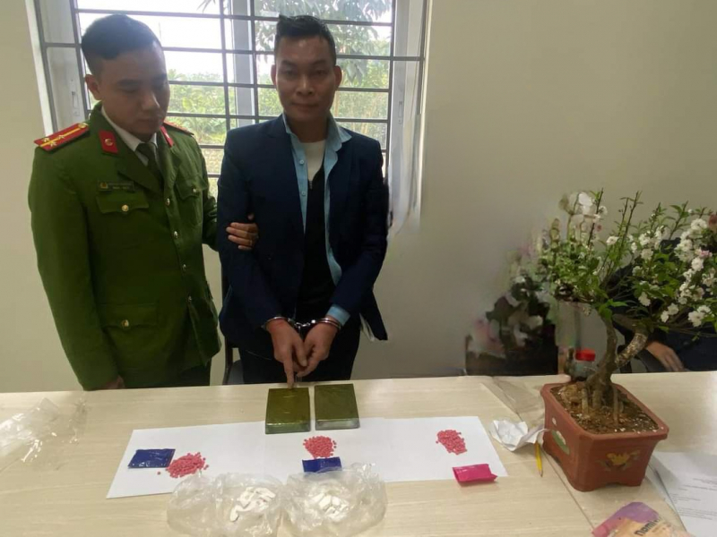 tin tuc an ninh hinh su 15 2 2024 bat doi tuong van chuyen 2 banh heroin tai ben xe yen nghia chieu mung 4 tet