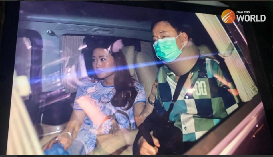 hinh anh ong thaksin xuat vien tro ve nha sau khi duoc tha tu do2