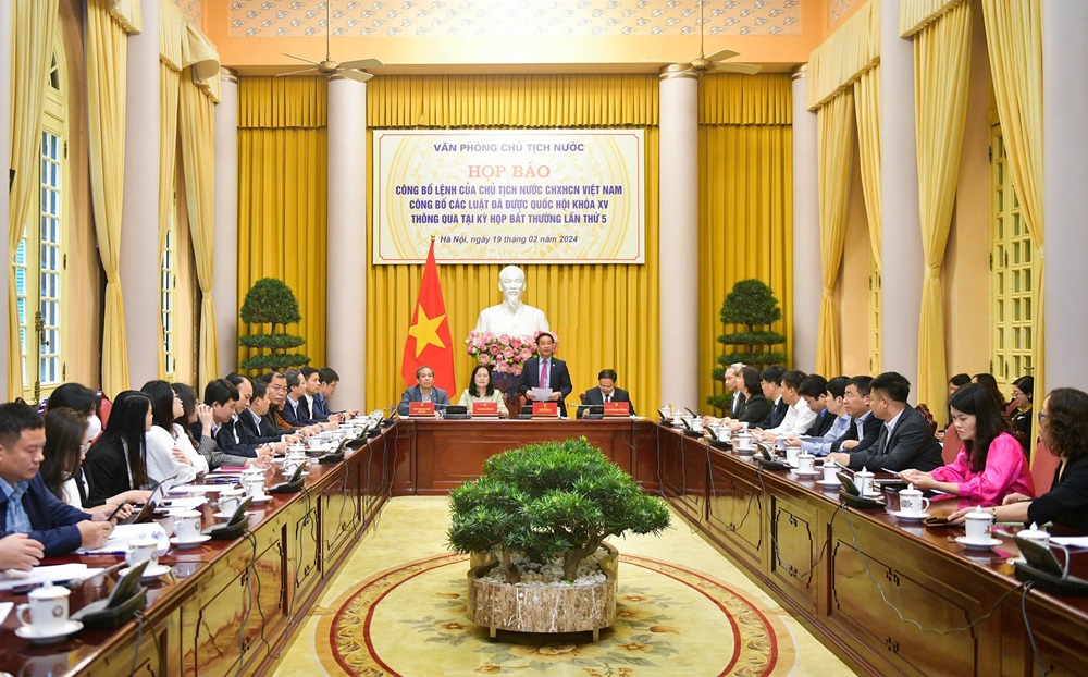 chu tich nuoc cong bo luat dat dai va luat cac to chuc tin dung sua doi 1