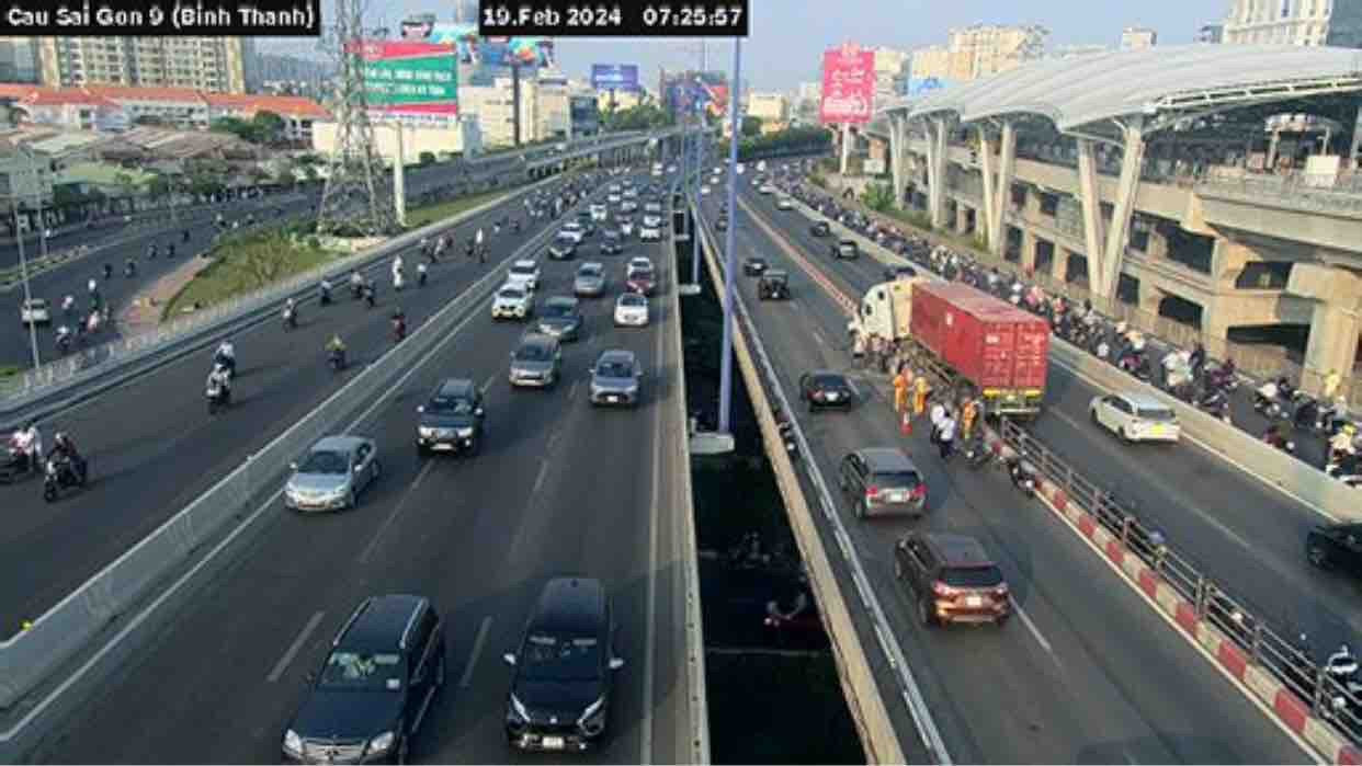 xe container huc do dai phan cach tren cau sai gon giao thong un tac ngay dau tuan