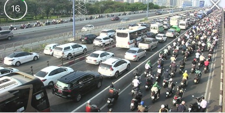 xe container huc do dai phan cach tren cau sai gon giao thong un tac ngay dau tuan2