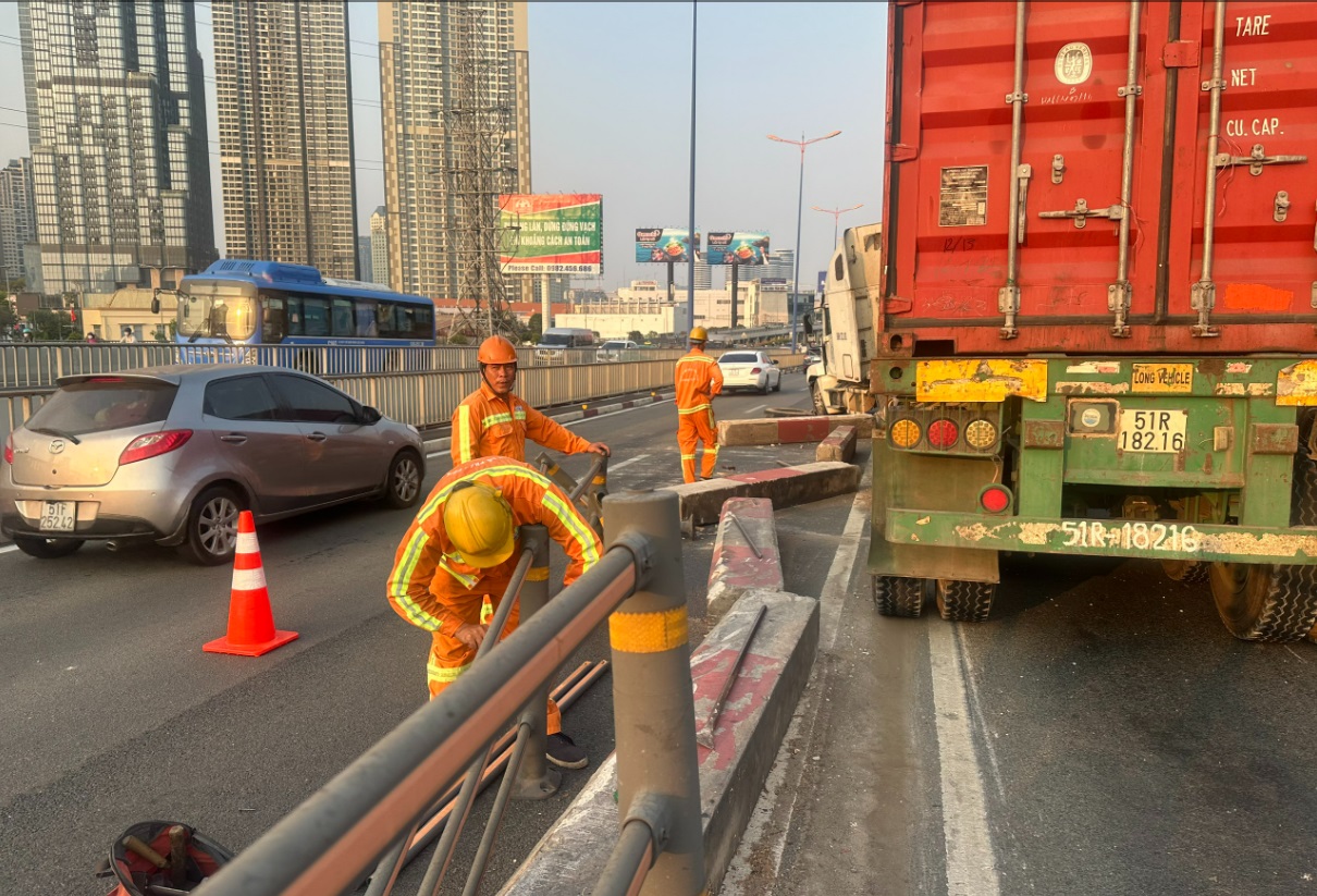xe container huc do dai phan cach tren cau sai gon giao thong un tac ngay dau tuan6