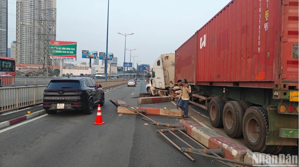 xe container huc do dai phan cach tren cau sai gon giao thong un tac ngay dau tuan8