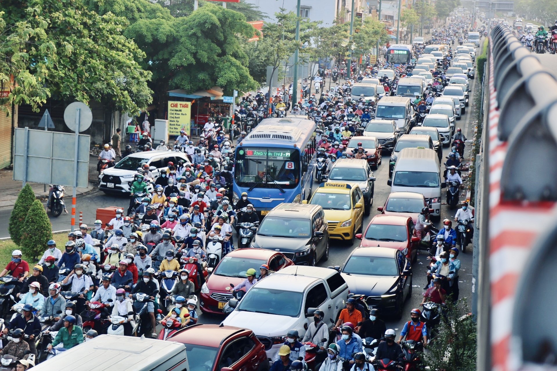xe container huc do dai phan cach tren cau sai gon giao thong un tac ngay dau tuanjpg9