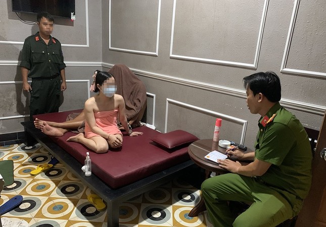tin tuc an ninh hinh su 21 2 2024 bat qua tang nhan vien massage cham soc khach hang tu a den z2