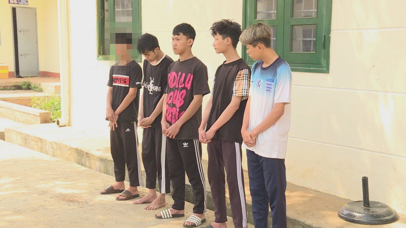 du be gai 12 tuoi vao nha nghi 5 thanh thieu nien thay nhau do tro doi bai