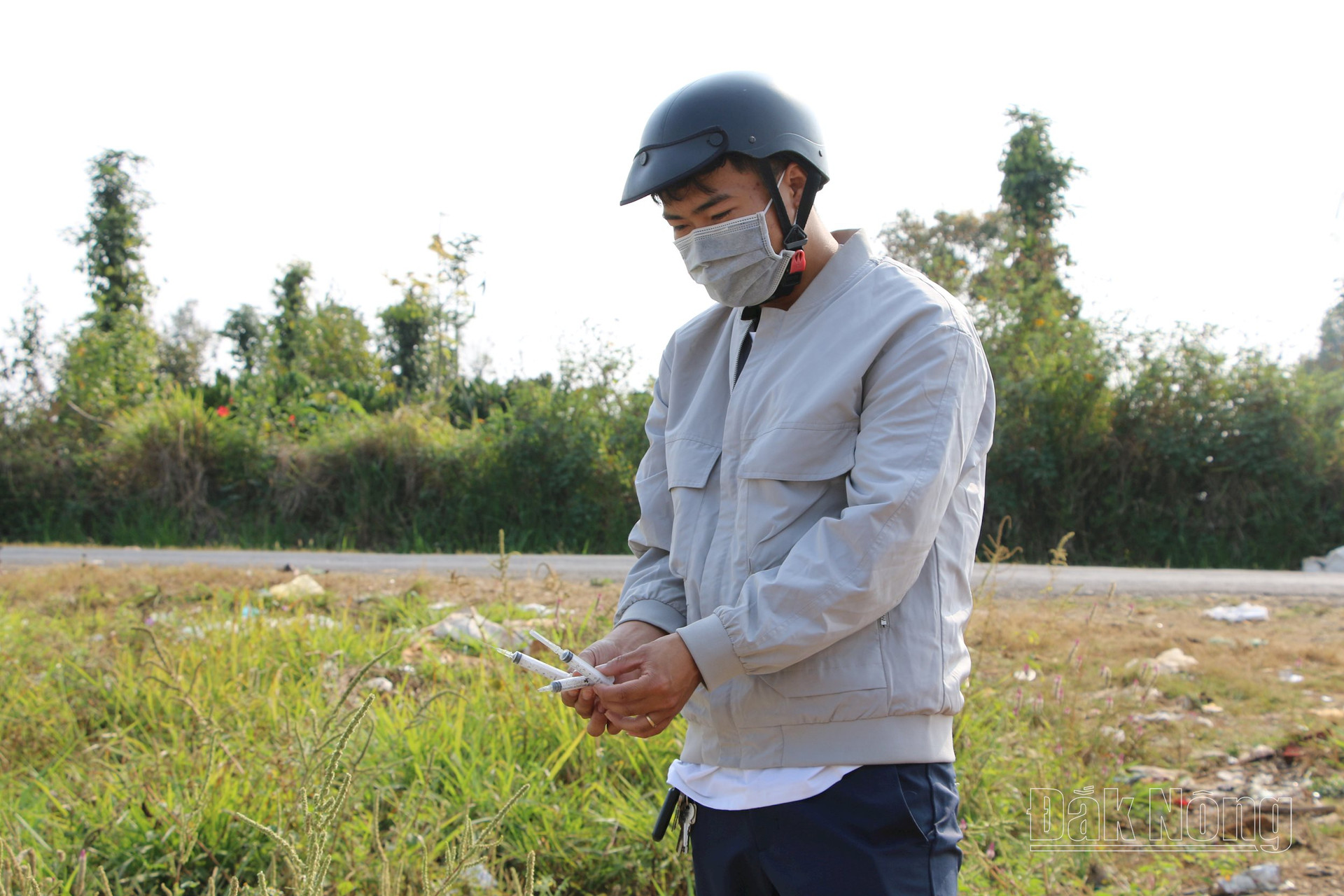 ron nguoi canh kim tiem nam la liet tai bai rac dan sinh o dak nong4