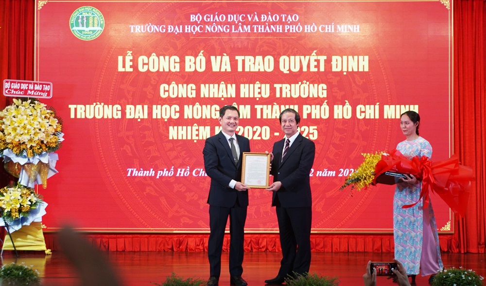 pgs nganh thu y tiep nhan quyet dinh cong nhan hieu truong truong dai hoc nong lam tp hcm21