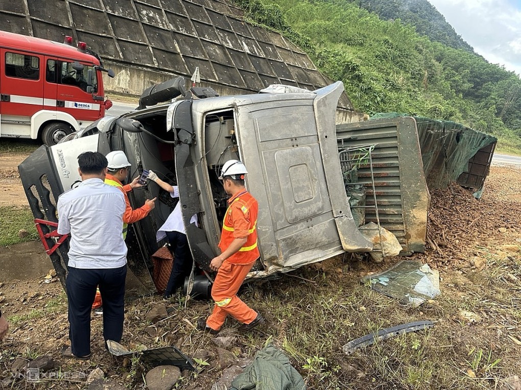 xe dau keo lao vao taluy lat tren cao toc la son tuy loan tai xe thiet mang